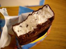 チョコ部分にまばらにつまる鋭いチョコ