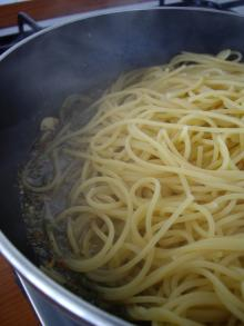 熱々のパスタを突っ込む。シンプルでも完璧に！