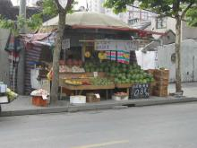 朝　市場の近くの果物屋