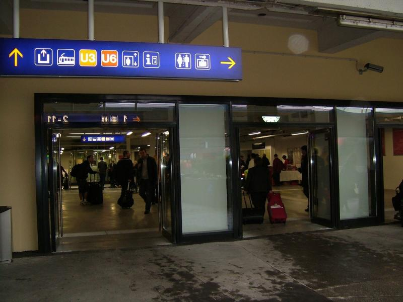 ホームから仮設駅へ