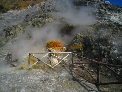 クレ－タ－の淵では温泉卵が出来るような熱い蒸気が吹き上げています。硫黄の匂いは日本の別府と同じ.....当然です。