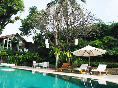 山下マヌーの マヌー式地球の遊び方-Chacrabongse Villas プール