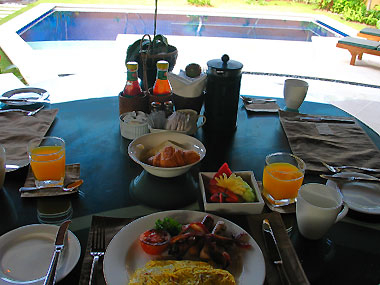 山下マヌーの　マヌー式地球の遊び方-ヴィラでの朝食風景