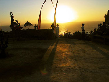 山下マヌーの　マヌー式地球の遊び方-ウルワツ寺院と夕陽を背景にケチャ