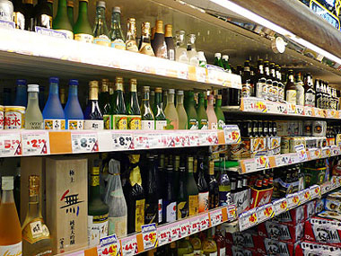 山下マヌーの　マヌー式地球の遊び方-ずらりと並んだ日本酒