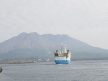 “自然を楽しむ”エコなブログ-鹿児島港を出航する船