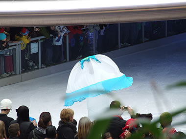 H.I.S.バンクーバー支店-Meet the mascot on Ice 1