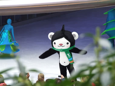 H.I.S.バンクーバー支店-Meet the mascot on ice 2