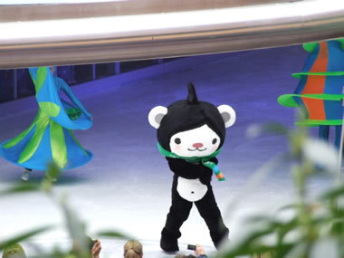 H.I.S.バンクーバー支店-Meet the mascot on ice 3
